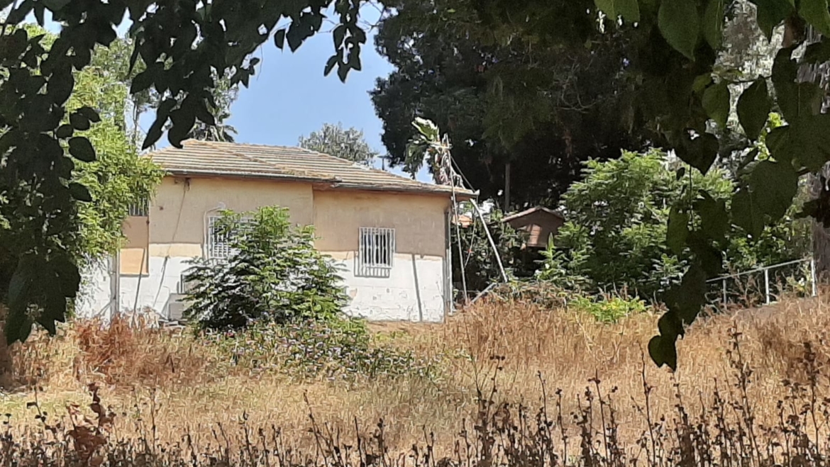 במרכז משק למכירה במושב בית עובד