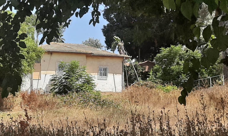 במרכז משק למכירה במושב בית עובד